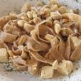 Recept: Polnozrnati pirini rezanci s piščancem, tofujem in arašidi