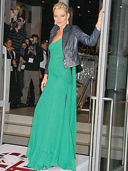 Kate Moss v svoji kreaciji, imenovani 'Maxi Batik Dress'