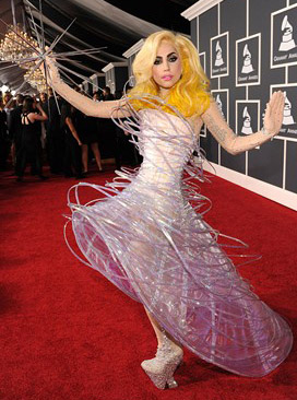 Lady GaGa na podelitvi Grammyjev v obleki Armani Privé