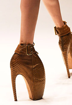Groteskni čevlji Alexandra McQueena