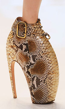 Groteskni čevlji Alexandra McQueena