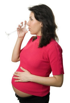 Ena od treh nosečnic uživa alkohol