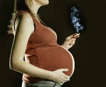 Kajenje med nosečnostjo lahko povzroča duševne bolezni
